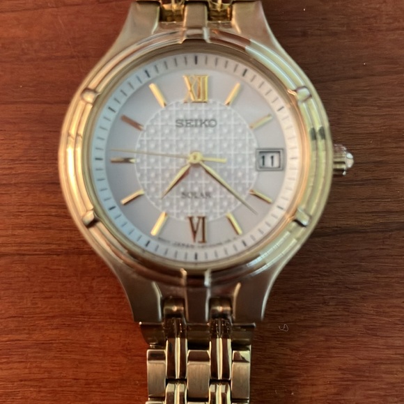Seiko women’s gold watch with time and date. - Picture 2 of 5